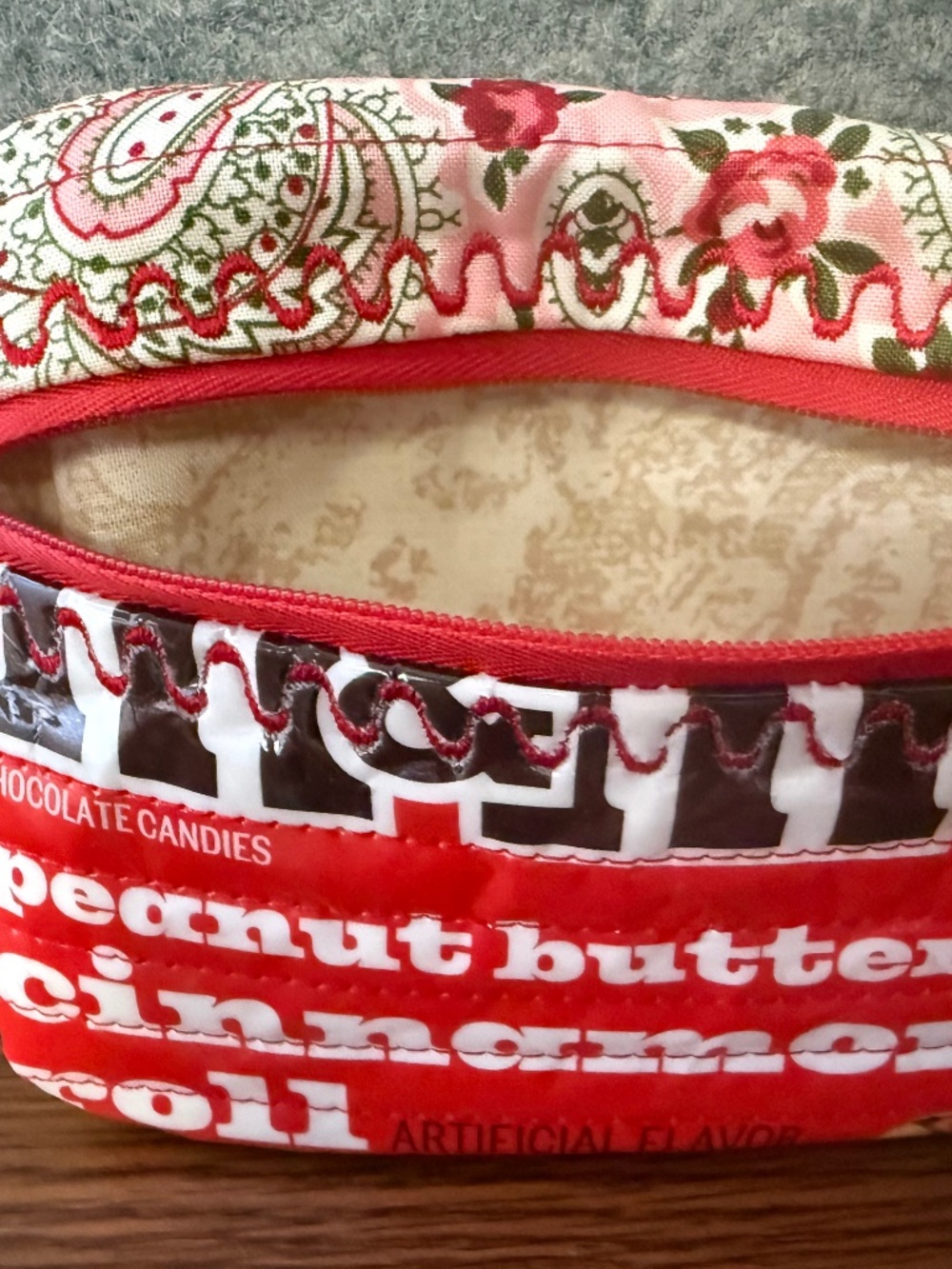 Recycled candy wrapper zippered bag - Picture 4 of 6